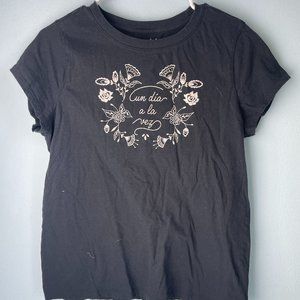 Cun dia a la vez Shirt - Size Large